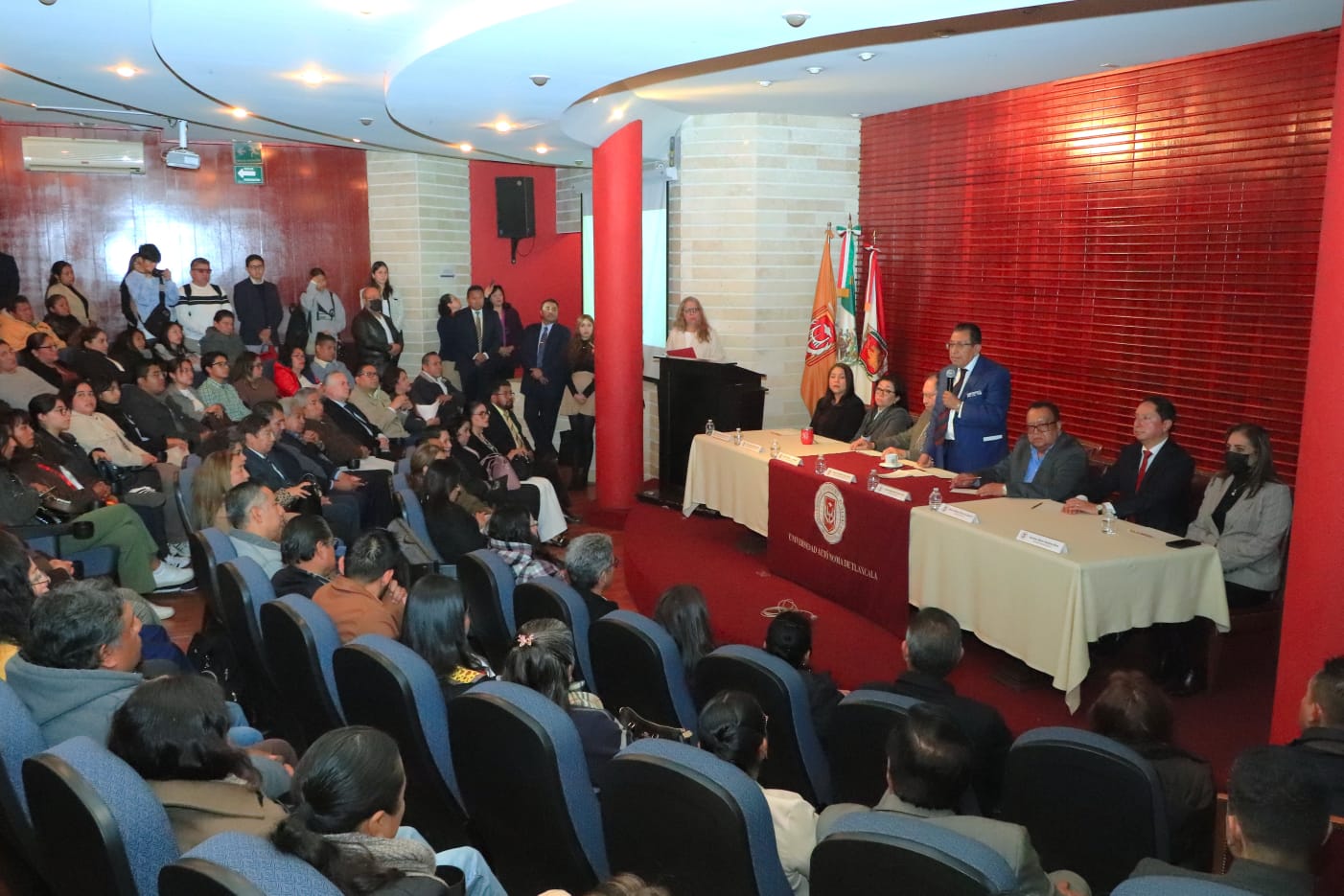 Rector de la UATx tomó protesta a integrantes de la APADESU